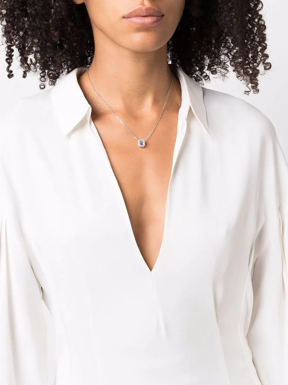 Una pendant necklace