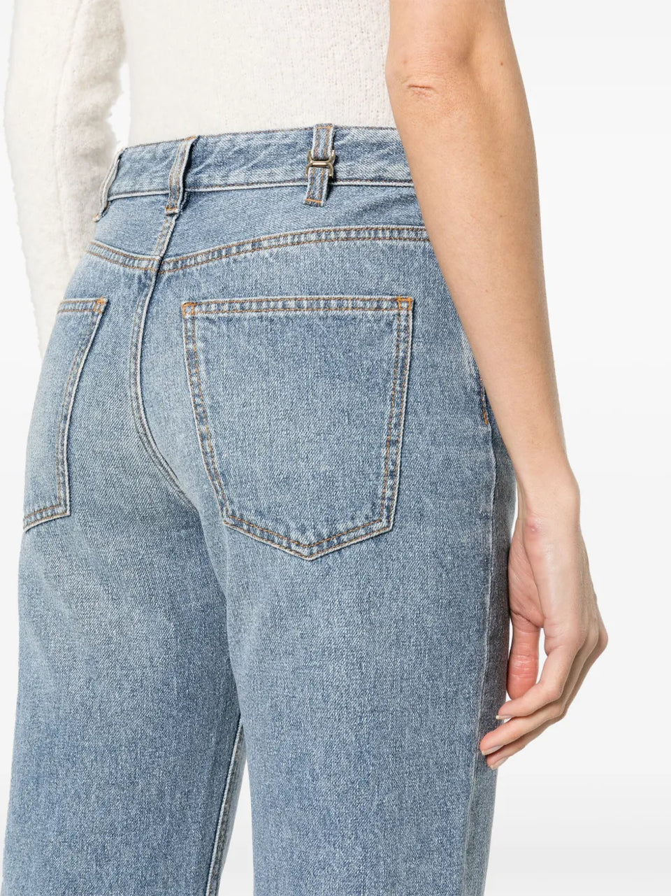 low-cut boyfriend jeans