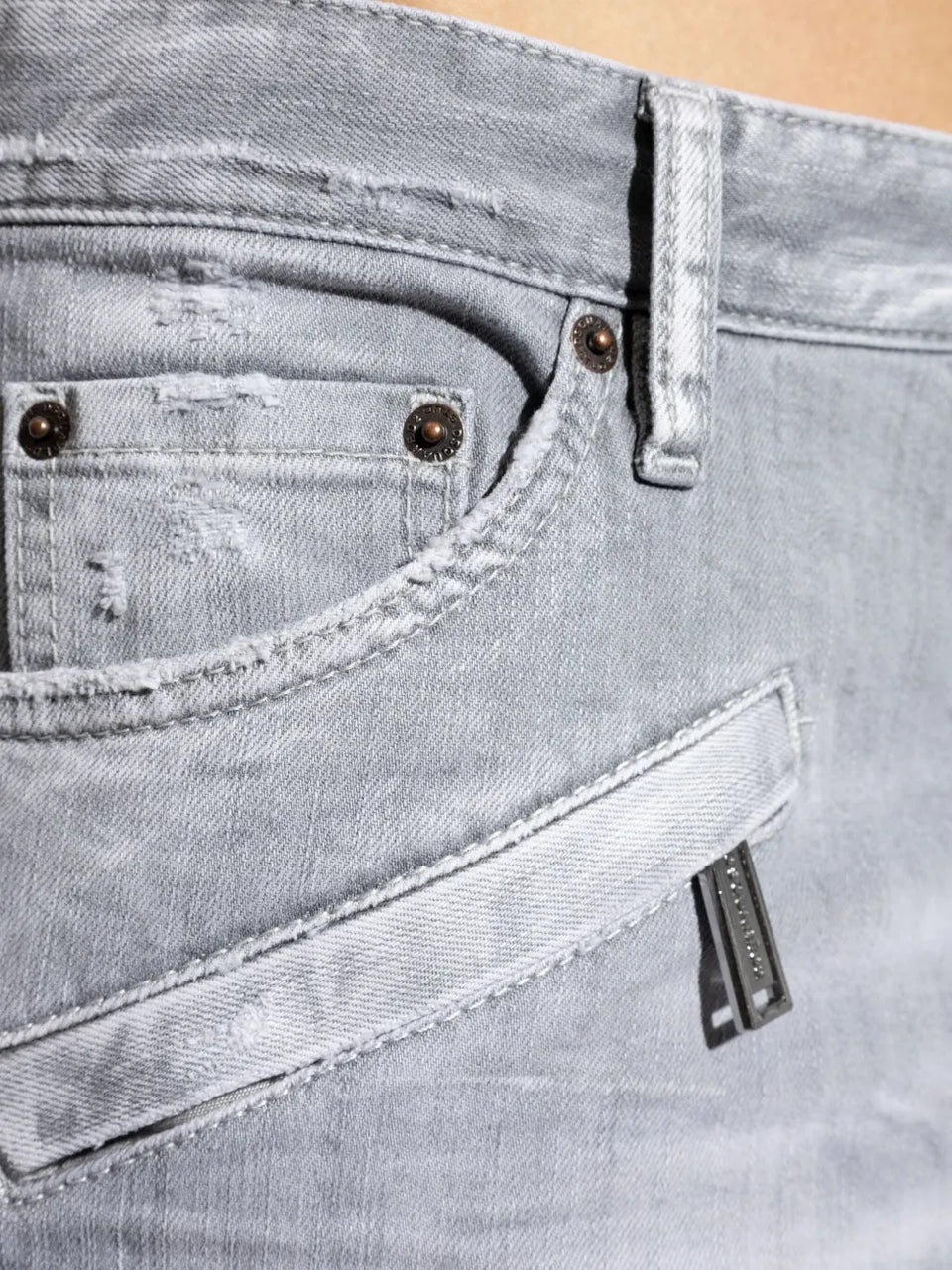 distressed-effect jeans