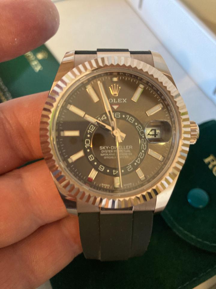 Rolex | Sky-Dweller | 326235-0002 | Rose gold | 42 mm | Rubber | Brown | Automatic