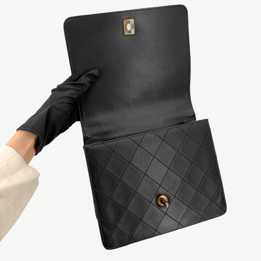 RG362- CHANEL Vintage Black Calfskin Quilted Handbag