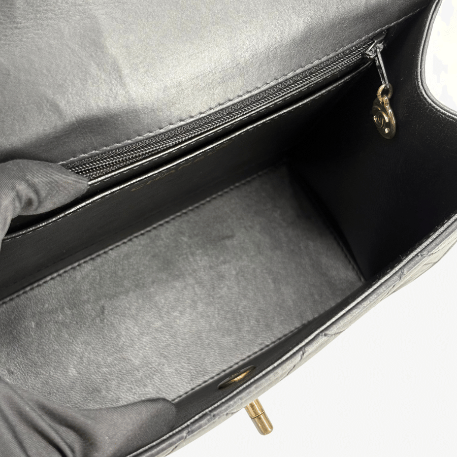 RG362- CHANEL Vintage Black Calfskin Quilted Handbag