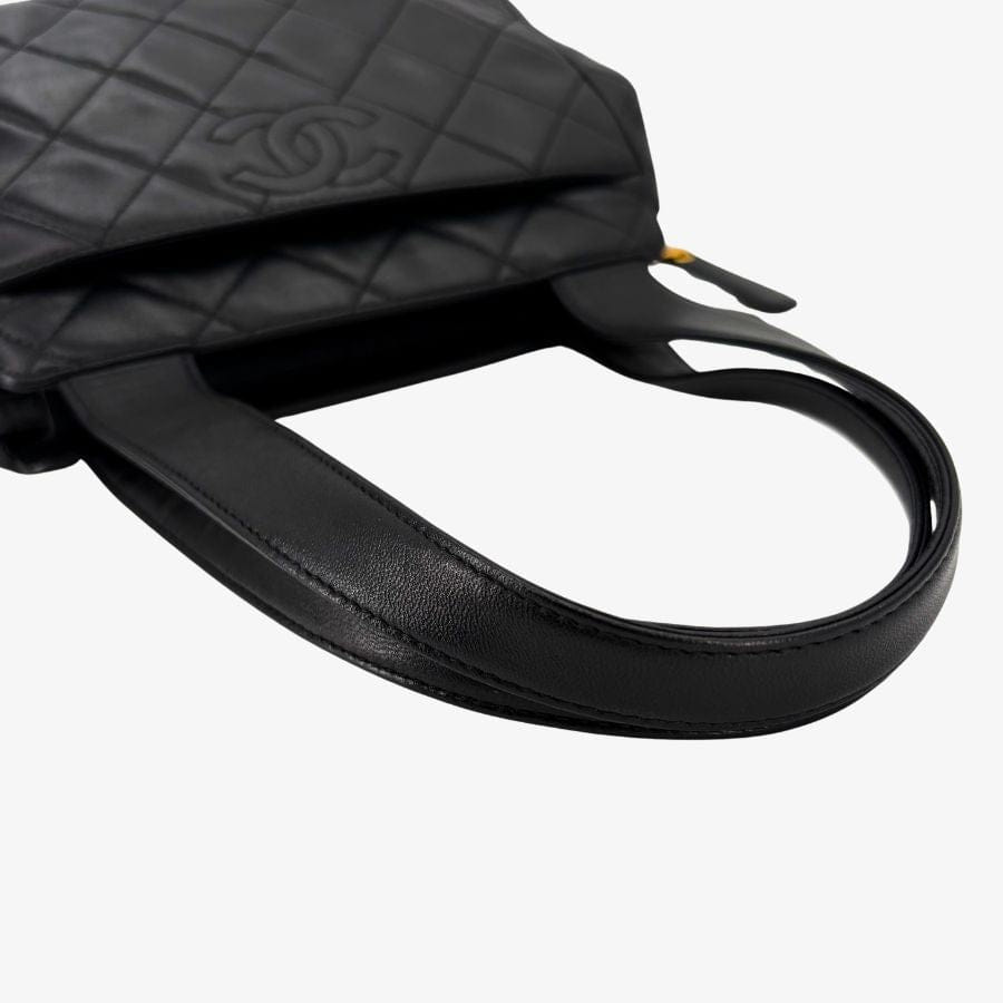 RG368 - CHANEL Vintage Black Lambskin Quilted Handbag