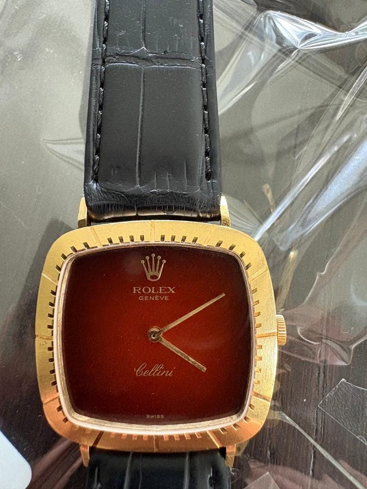 Rolex | Cellini | 4084 | Yellow gold | 30 x 28 mm | Leather | Red
