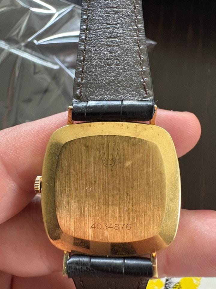 Rolex | Cellini | 4084 | Yellow gold | 30 x 28 mm | Leather | Red
