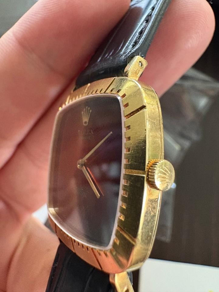 Rolex | Cellini | 4084 | Yellow gold | 30 x 28 mm | Leather | Red
