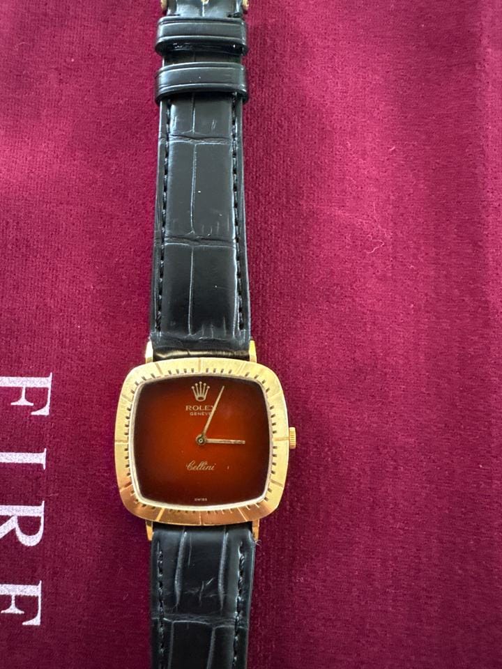 Rolex | Cellini | 4084 | Yellow gold | 30 x 28 mm | Leather | Red