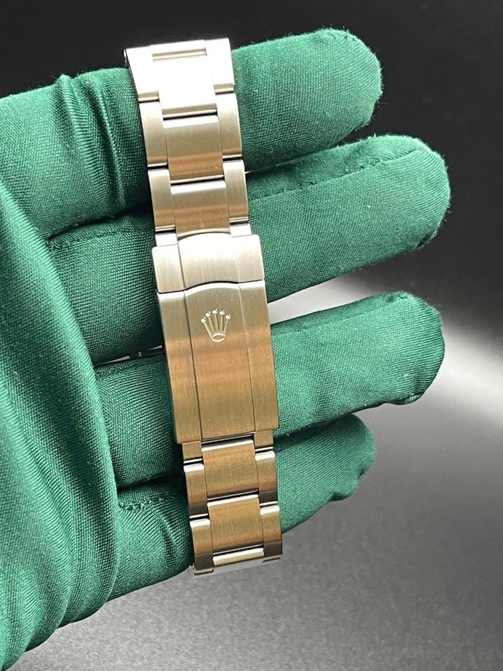 Rolex | Oyster Perpetual | 126000 | Steel | 36 mm | Steel | Silver | Automatic