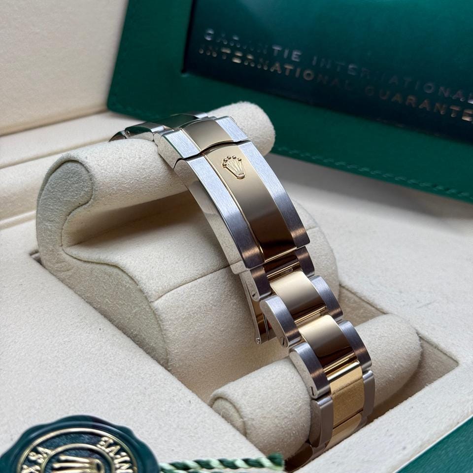 Rolex | Datejust | 126333 | Yellow gold | 41 mm | Gold/Steel | Black | Automatic