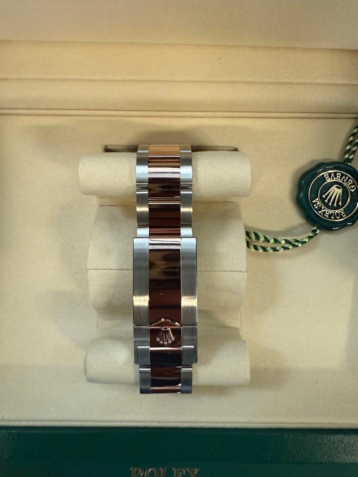 Rolex | GMT-Master II | 126711CHNR | 40 mm | Gold/Steel | Black | Automatic