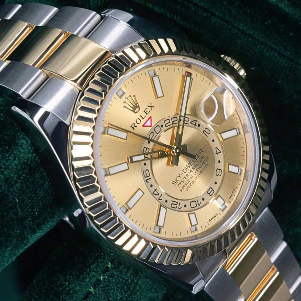 Rolex | Sky-Dweller | 326933 | Yellow gold | 42 mm | Gold/Steel | Champagne | Automatic