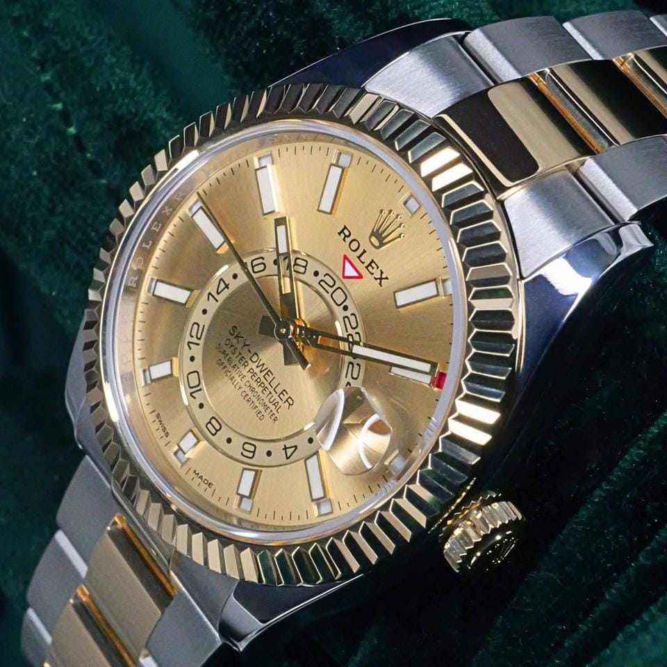 Rolex | Sky-Dweller | 326933 | Yellow gold | 42 mm | Gold/Steel | Champagne | Automatic