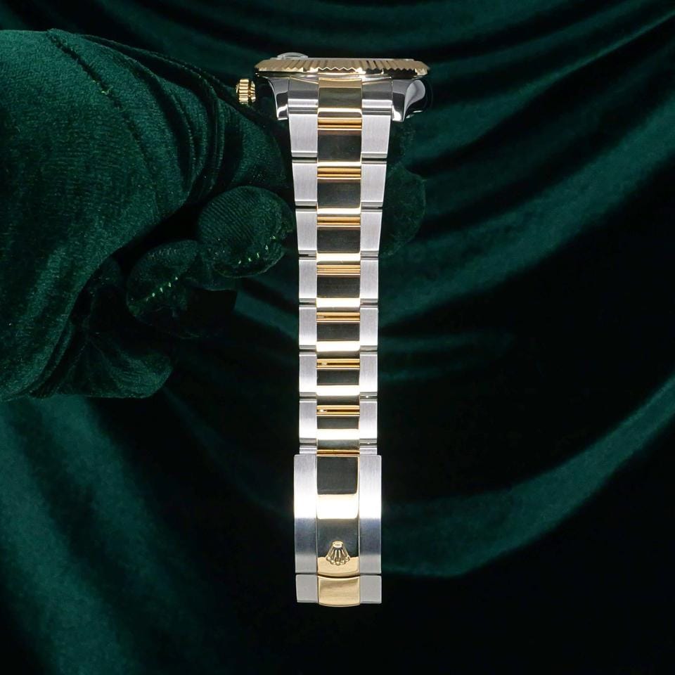 Rolex | Sky-Dweller | 326933 | Yellow gold | 42 mm | Gold/Steel | Champagne | Automatic