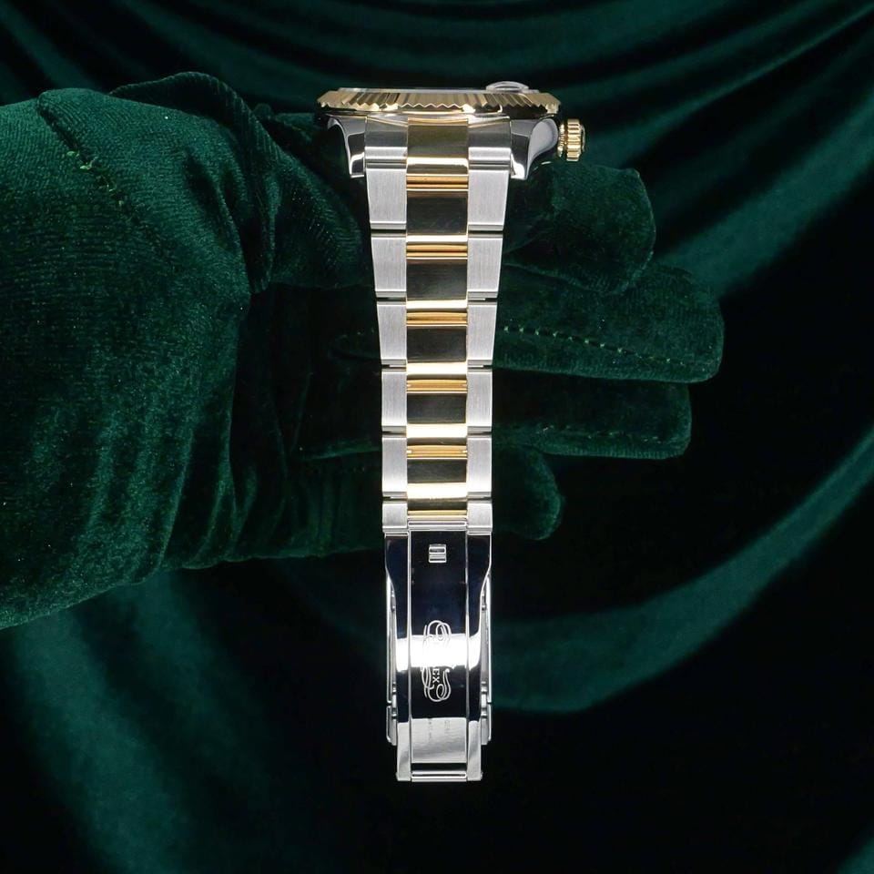 Rolex | Sky-Dweller | 326933 | Yellow gold | 42 mm | Gold/Steel | Champagne | Automatic