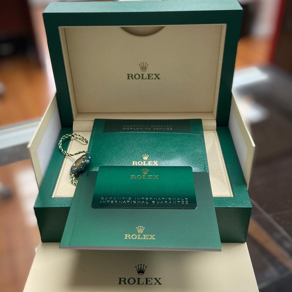 Rolex | Datejust | 126333 | Yellow gold | 41 mm | Yellow gold | Black | Automatic