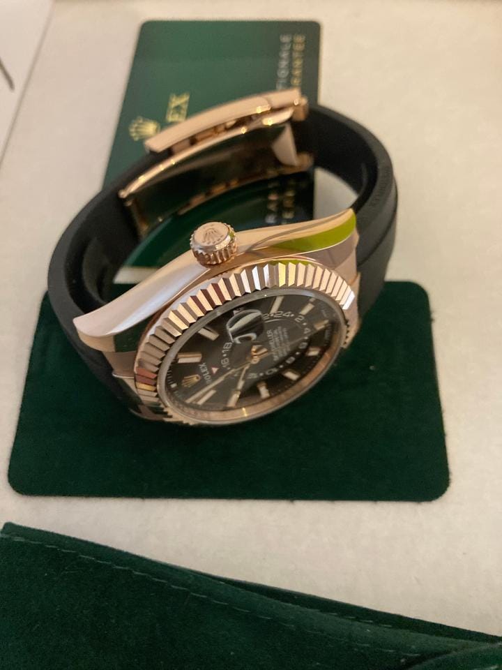 Rolex | Sky-Dweller | 326235-0002 | Rose gold | 42 mm | Rubber | Brown | Automatic