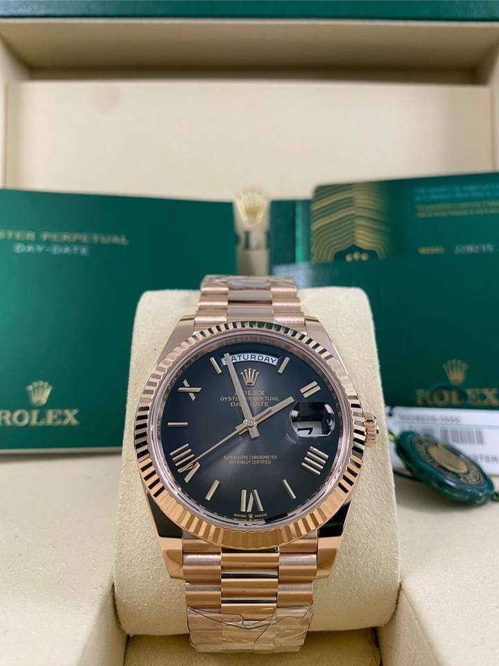 Rolex | Day-Date | 228235 | Rose gold | 40 mm | Rose gold | Grey | Automatic