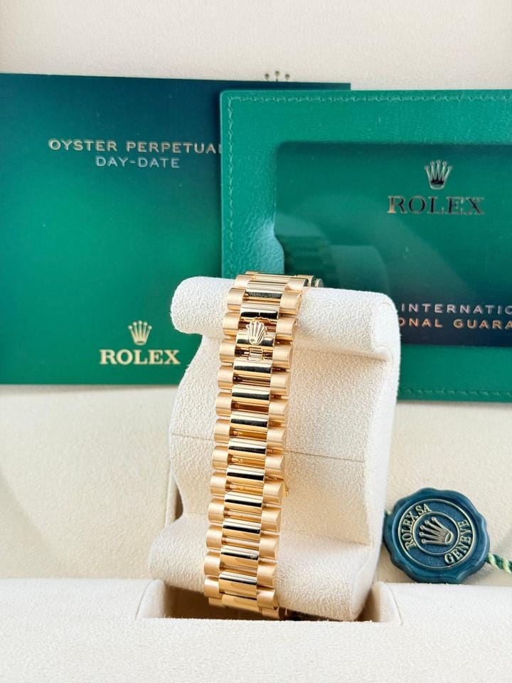 Rolex | Day-Date | 228238 | Yellow gold | 40 mm | Yellow gold | Silver | Automatic
