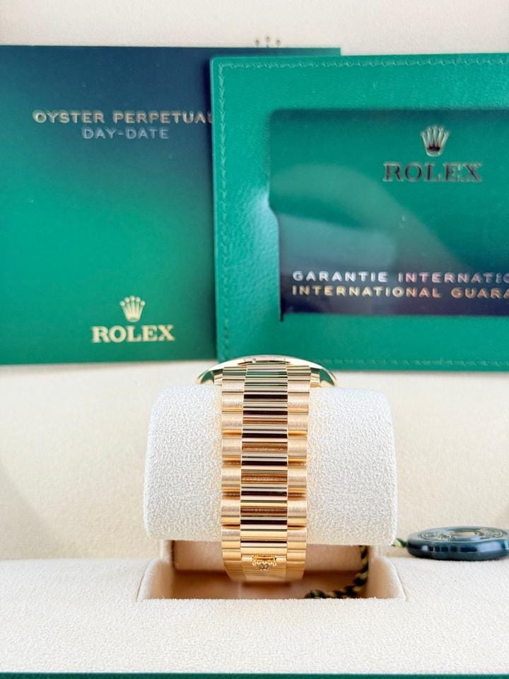 Rolex | Day-Date | 228238 | Yellow gold | 40 mm | Yellow gold | Silver | Automatic