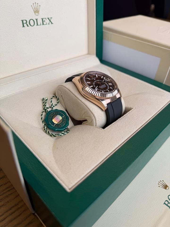 Rolex | Sky-Dweller | 336235-0002 | Rose gold | 42 mm | Rubber | Brown | Automatic