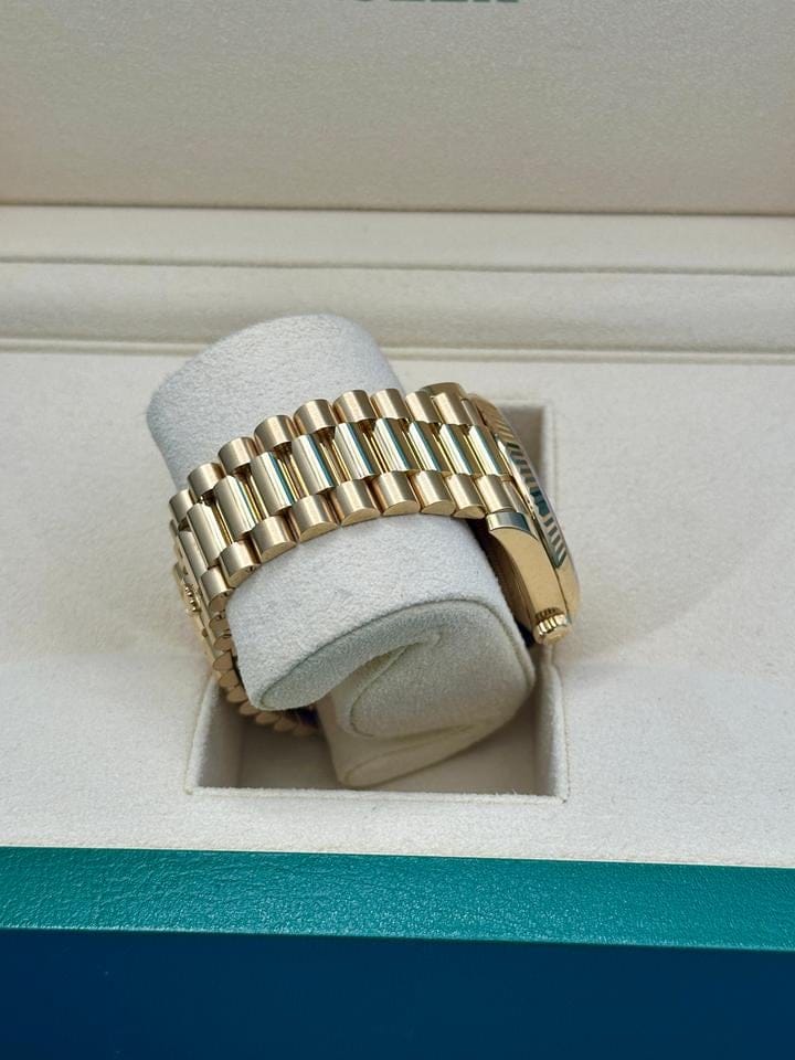 Rolex | Day-Date | 228238 | Yellow gold | 40 mm | Yellow gold | Silver (solid) | Automatic