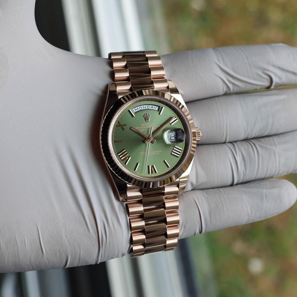 Rolex | Day-Date | 228235 | Rose gold | 40 x 47 mm | Rose gold | Green | Automatic
