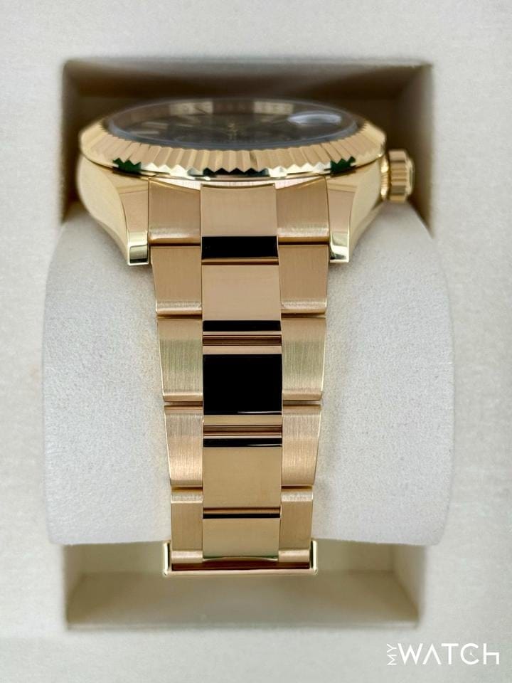 Rolex | Sky-Dweller | 336938 | Yellow gold | 42 mm | Yellow gold | Green | Automatic