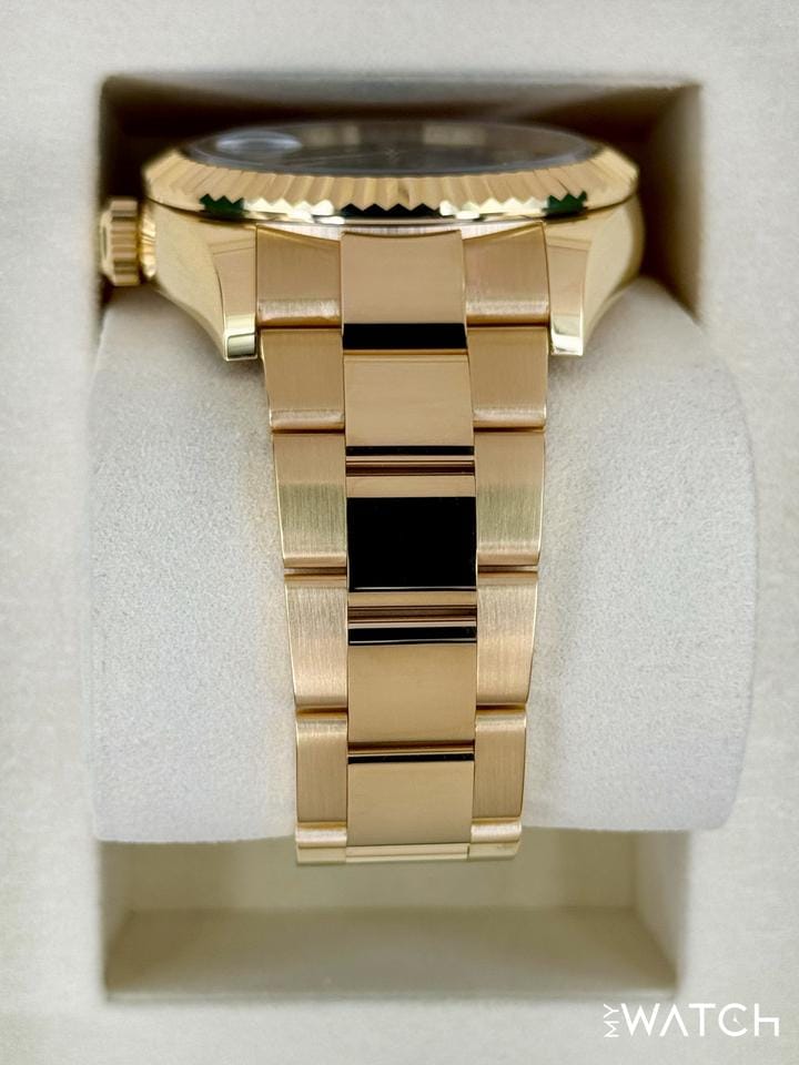 Rolex | Sky-Dweller | 336938 | Yellow gold | 42 mm | Yellow gold | Green | Automatic