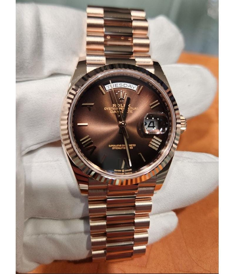 Rolex | Day-Date | 128235 Brown Ombre Roman | Rose gold | 36 x 43 mm | Rose gold | Gold | Automatic