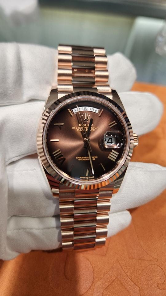 Rolex | Day-Date | 128235 Brown Ombre Roman | Rose gold | 36 x 43 mm | Rose gold | Gold | Automatic