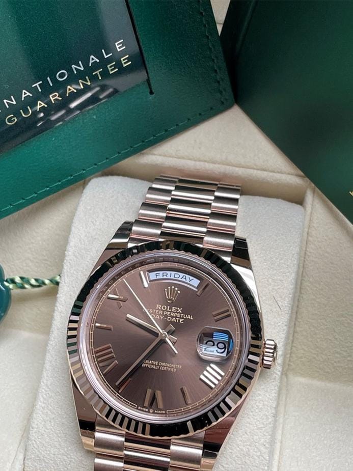 Rolex | Day-Date | 228235-0002 | Rose gold | 40 mm | Rose gold | Brown | Automatic