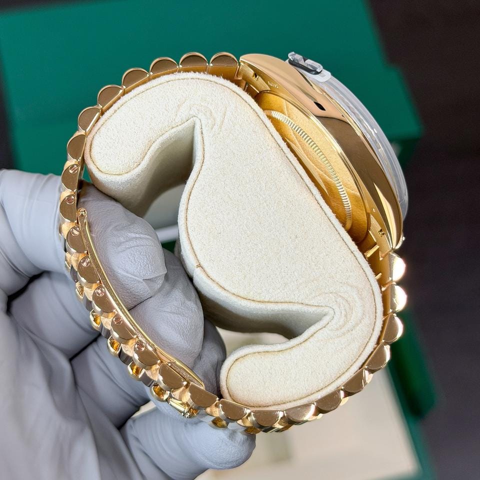 Rolex | Day-Date | 228238 | Yellow gold | 40 x 47 mm | Yellow gold | Black | Automatic
