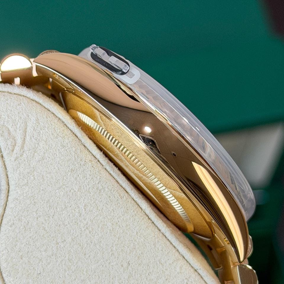 Rolex | Day-Date | 228238 | Yellow gold | 40 x 47 mm | Yellow gold | Black | Automatic