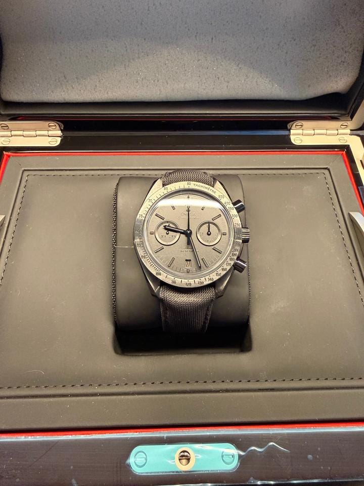 Omega Speedmaster Dark Side Of The Moon Moonwatch Almost unworn. Never damaged. Complete set.