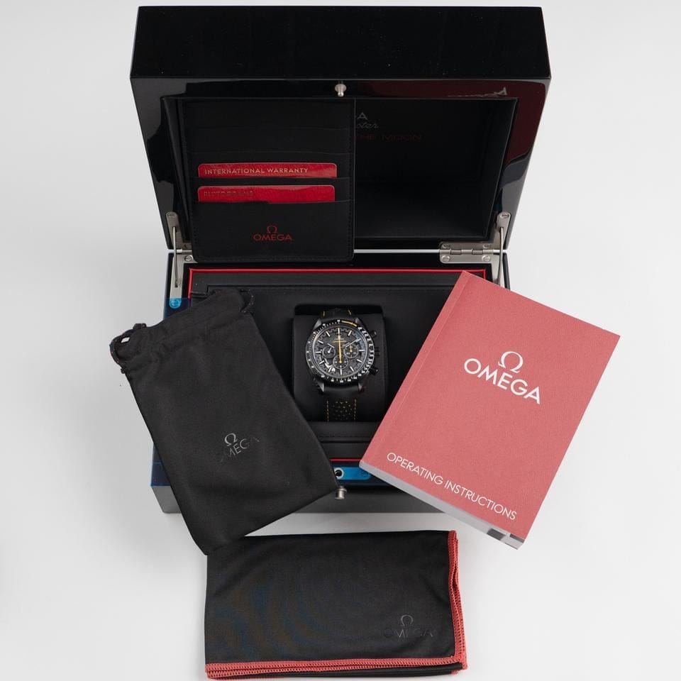Omega Speedmaster311.92.44.30.01.001 Dark Side of the Moon Apollo 8 Edition Black Ceramic Black Dial (2021)