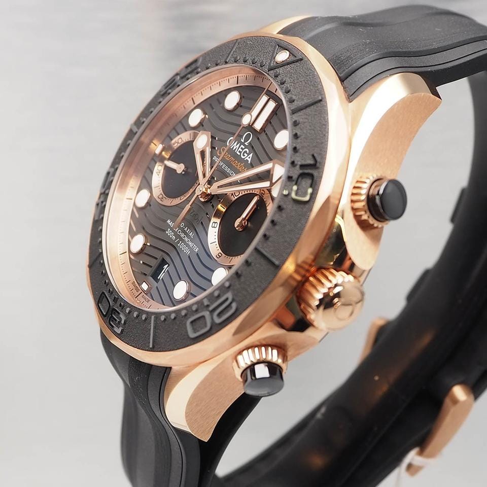 Omega Seamaster Diver 300 MChronograph 300 M 44 mm 18k Gold B&P NEW Neu/ungetragen