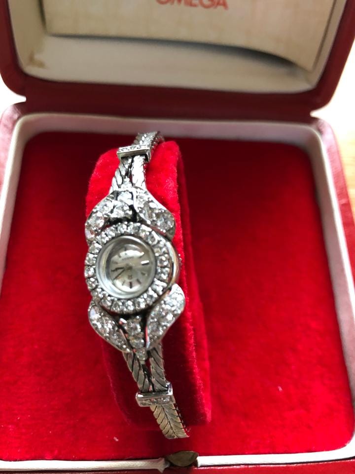 Omega19840703 FULL SET. BOX PAPERS ETC. MINT CONDITION. 18 K W GOLD