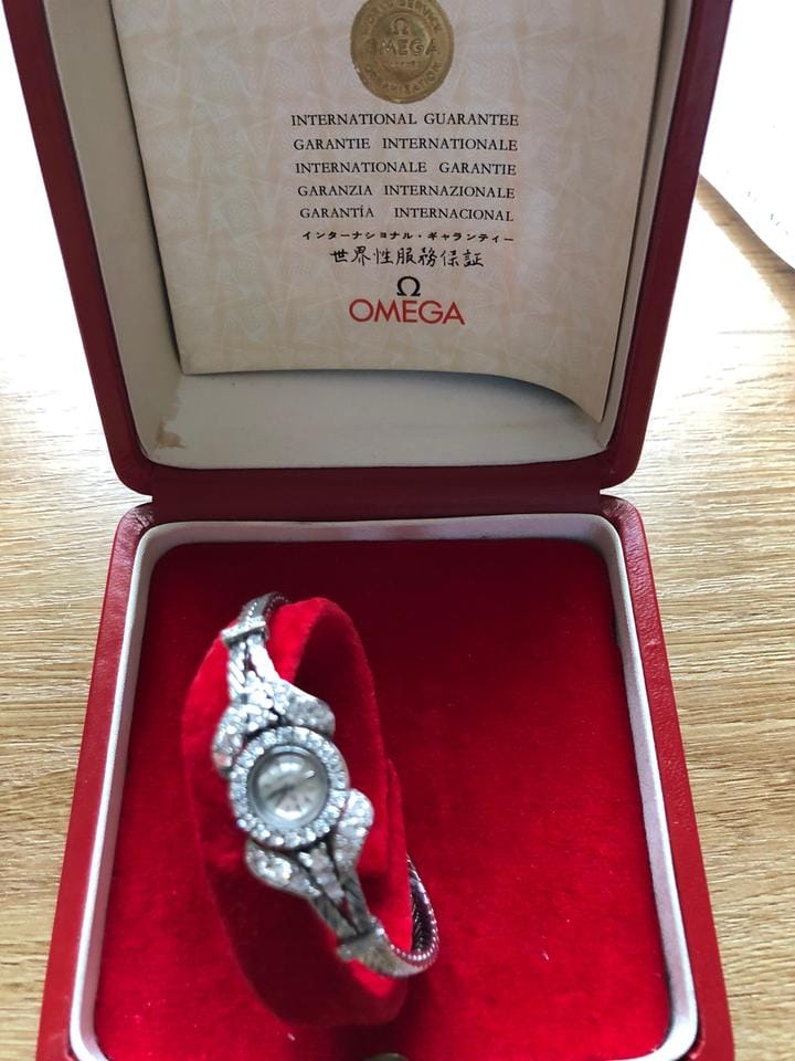 Omega19840703 FULL SET. BOX PAPERS ETC. MINT CONDITION. 18 K W GOLD
