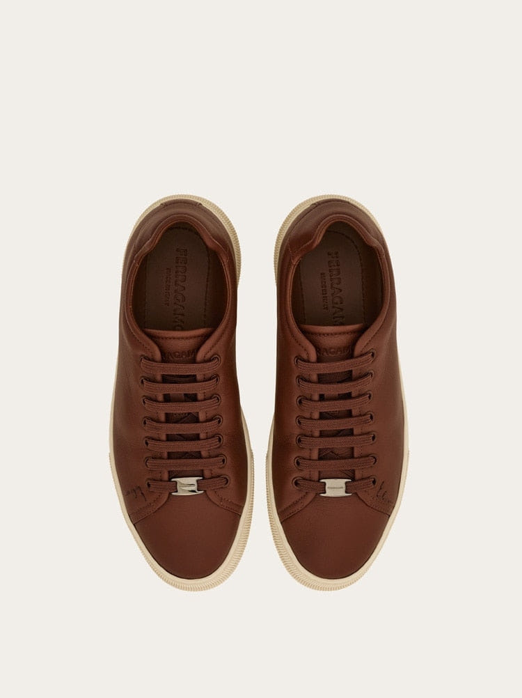 Elastic lace sneaker