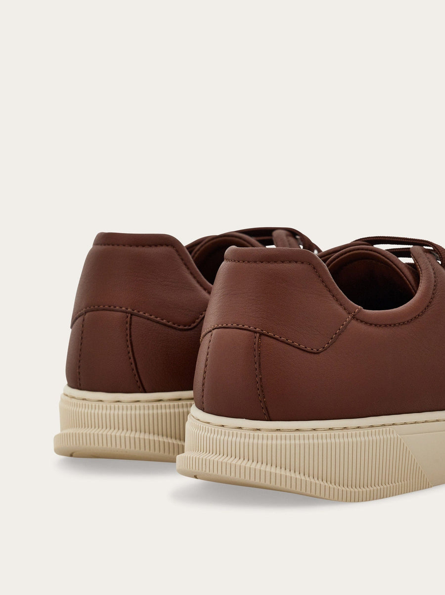 Elastic lace sneaker