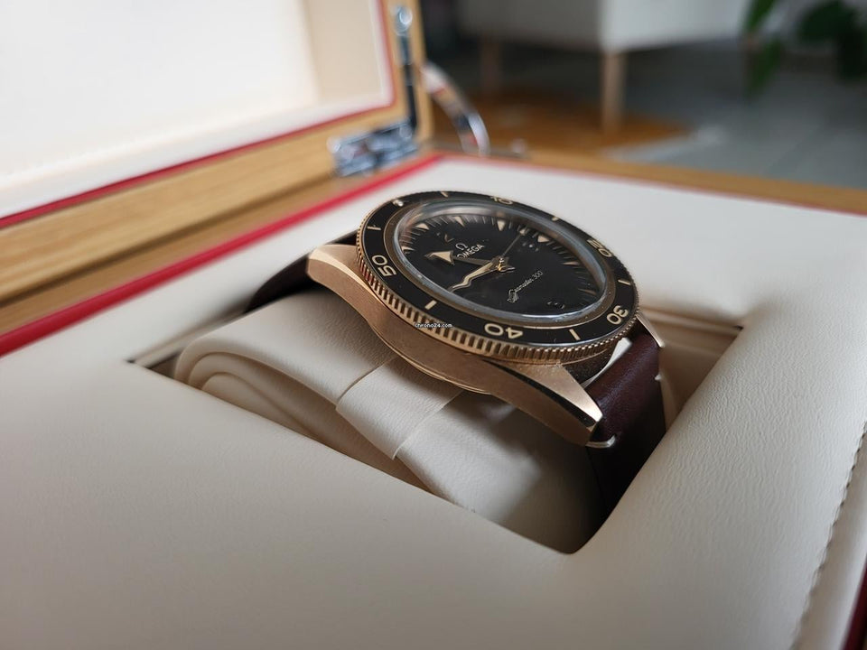Omega Seamaster 300 Co-Axial Master Chronometer patiniertes Bronze Gold für Liebhaber lebendiger Material