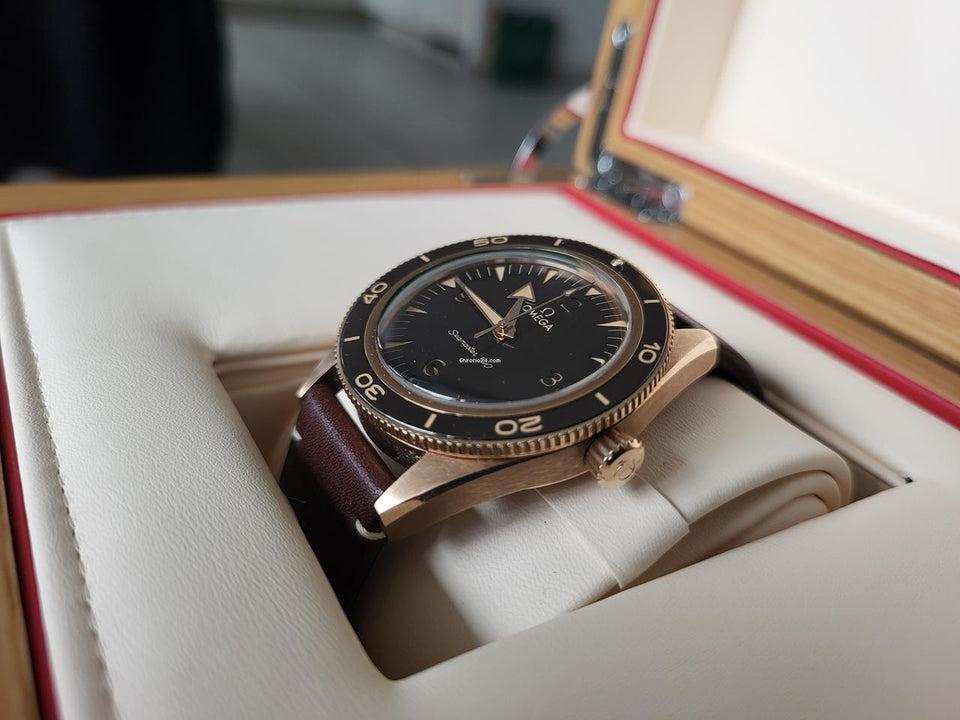 Omega Seamaster 300 Co-Axial Master Chronometer patiniertes Bronze Gold für Liebhaber lebendiger Material