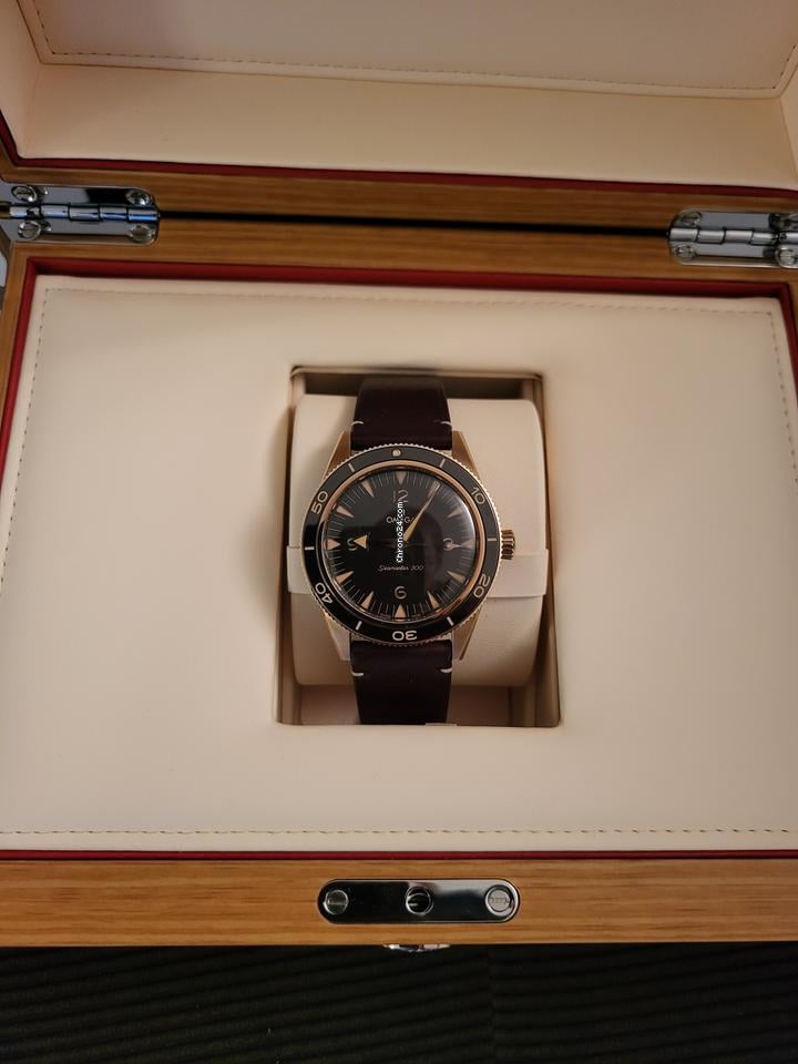 Omega Seamaster 300 Co-Axial Master Chronometer patiniertes Bronze Gold für Liebhaber lebendiger Material