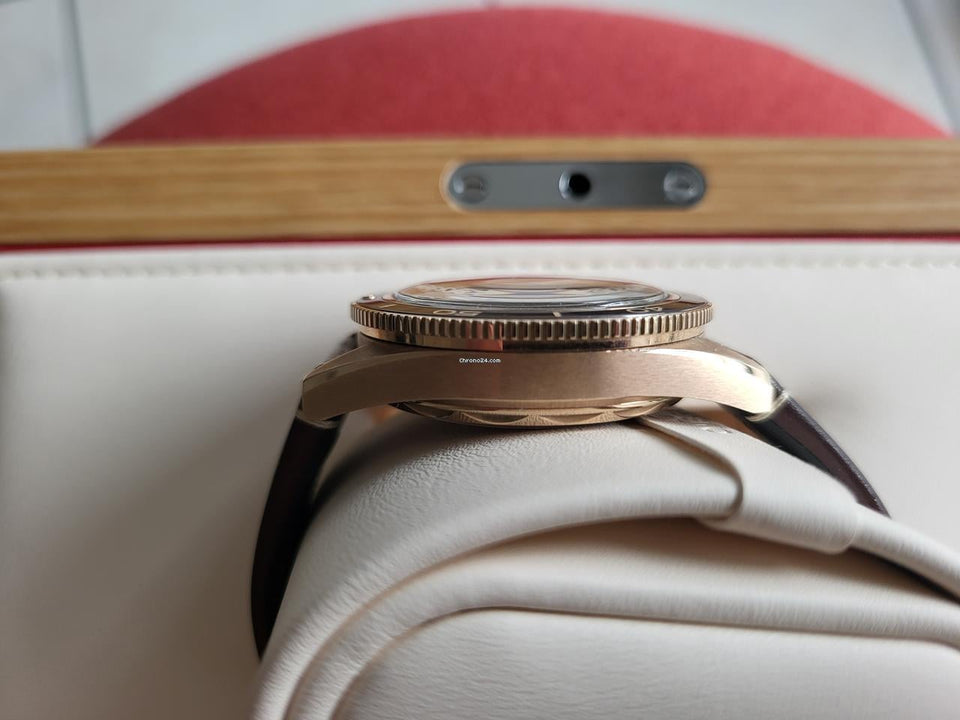 Omega Seamaster 300 Co-Axial Master Chronometer patiniertes Bronze Gold für Liebhaber lebendiger Material
