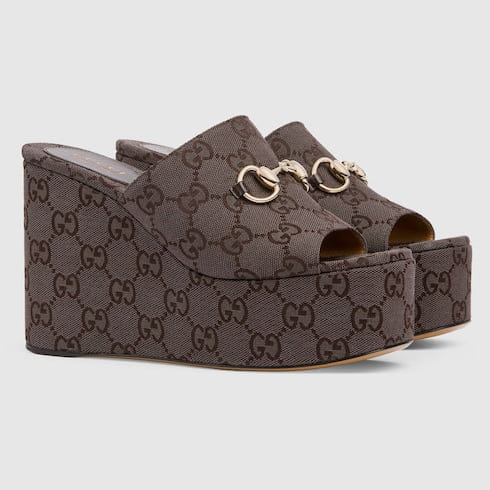 Sandalias con cuña Horsebit para mujer