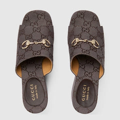 Sandalias con cuña Horsebit para mujer