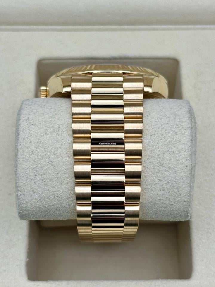 Rolex | Day-Date | 228238 | Yellow gold | 40 mm | Yellow gold | Black | Automatic